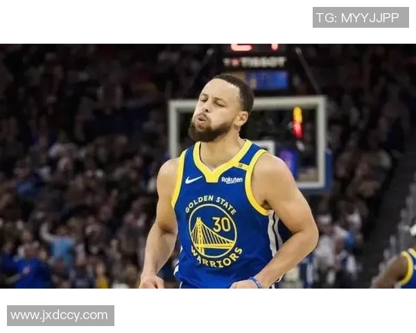 是否看到文班鼓动球迷干扰你罚球？库里：当然 我还特意配合他们