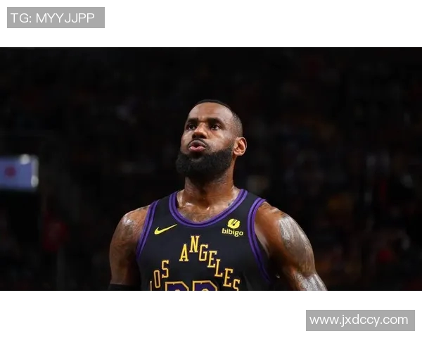 东西部得分王各砍10分，詹姆斯贡献劈扣，两队首节战平