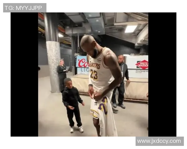 赛后詹姆斯在球员通道给一个小球迷签名！詹姆斯三分湖人战胜76人