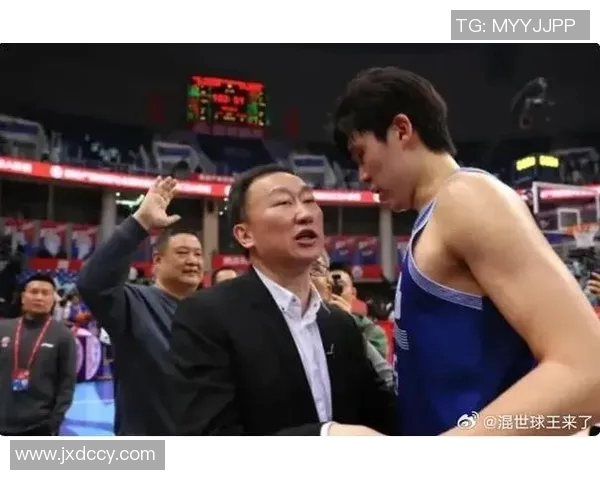 青岛男篮主场组织球迷观赛，为中国球员杨瀚森常规赛首秀加油