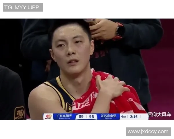 广东宏远球员胡明轩昨晚重摔惊险一幕